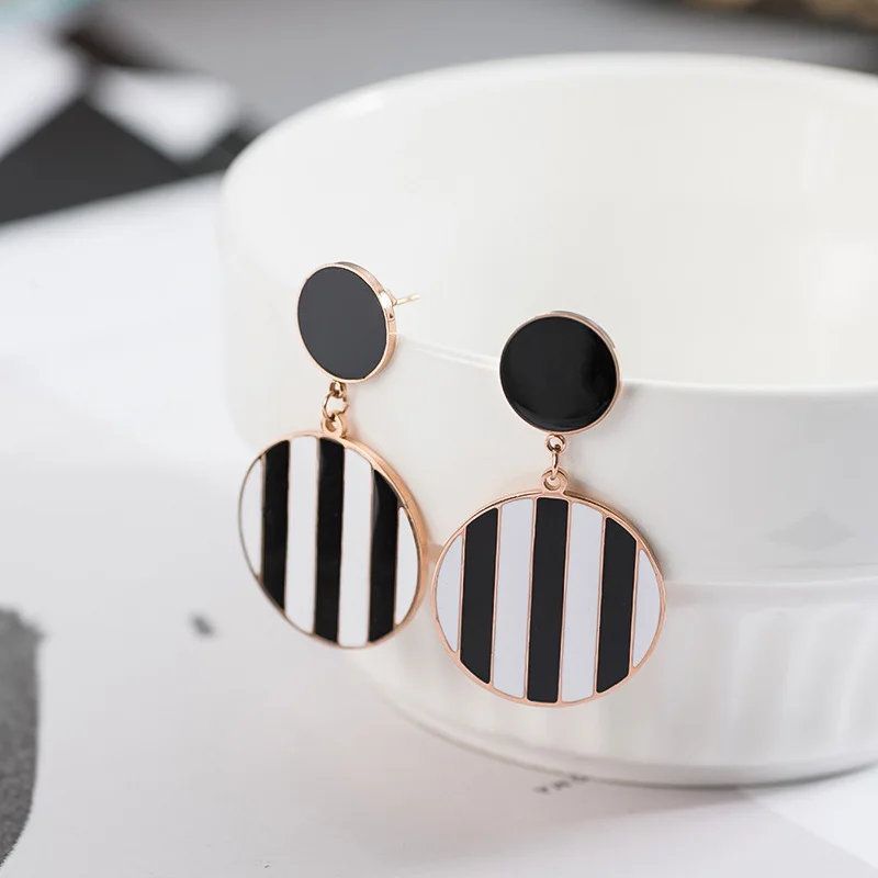 New Geometric Round Black and White Drip Oil Earrings Geometric Circle Pendant Drop Earrings for Women Unique Fashion Jewelry