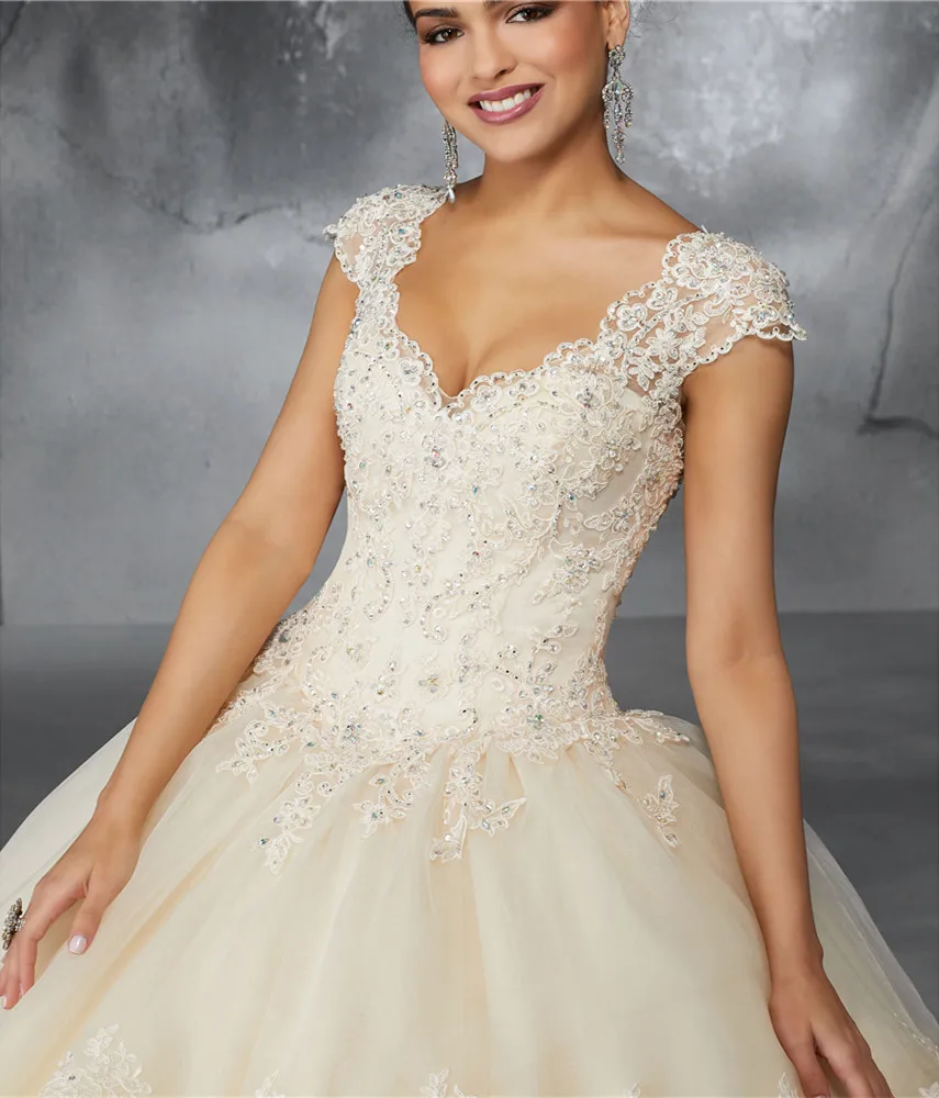 JaneVini Elegante Principessa Lilla Abiti stile Quinceanera Abito di Sfera 2019 Con Scollo A V Appliques In Rilievo Puffy Organza Abito Vestido Debuttante