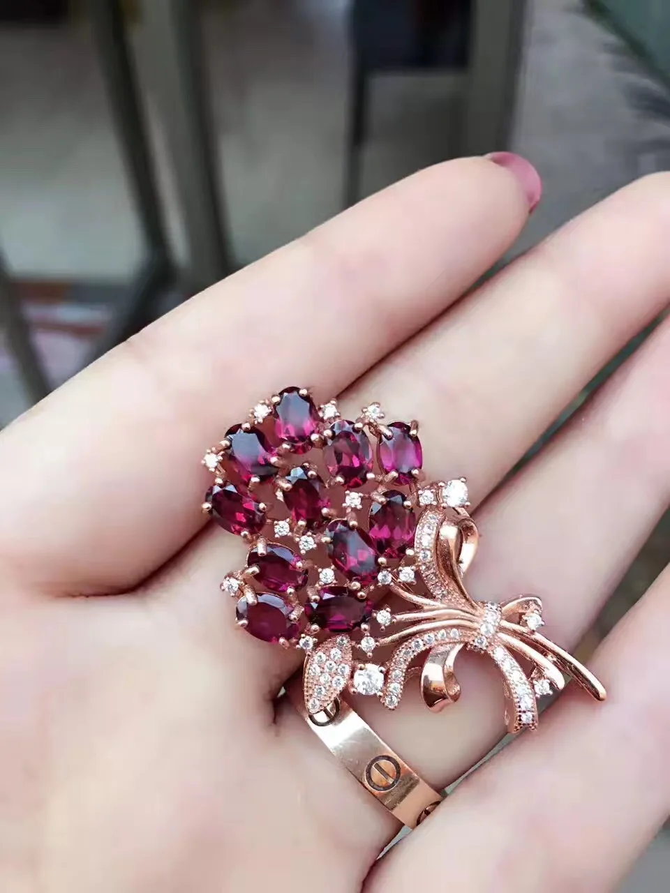 

Natural garnet brooch, 925 sterling silver, beautiful brooch, flower style, beautiful color, price is suitable