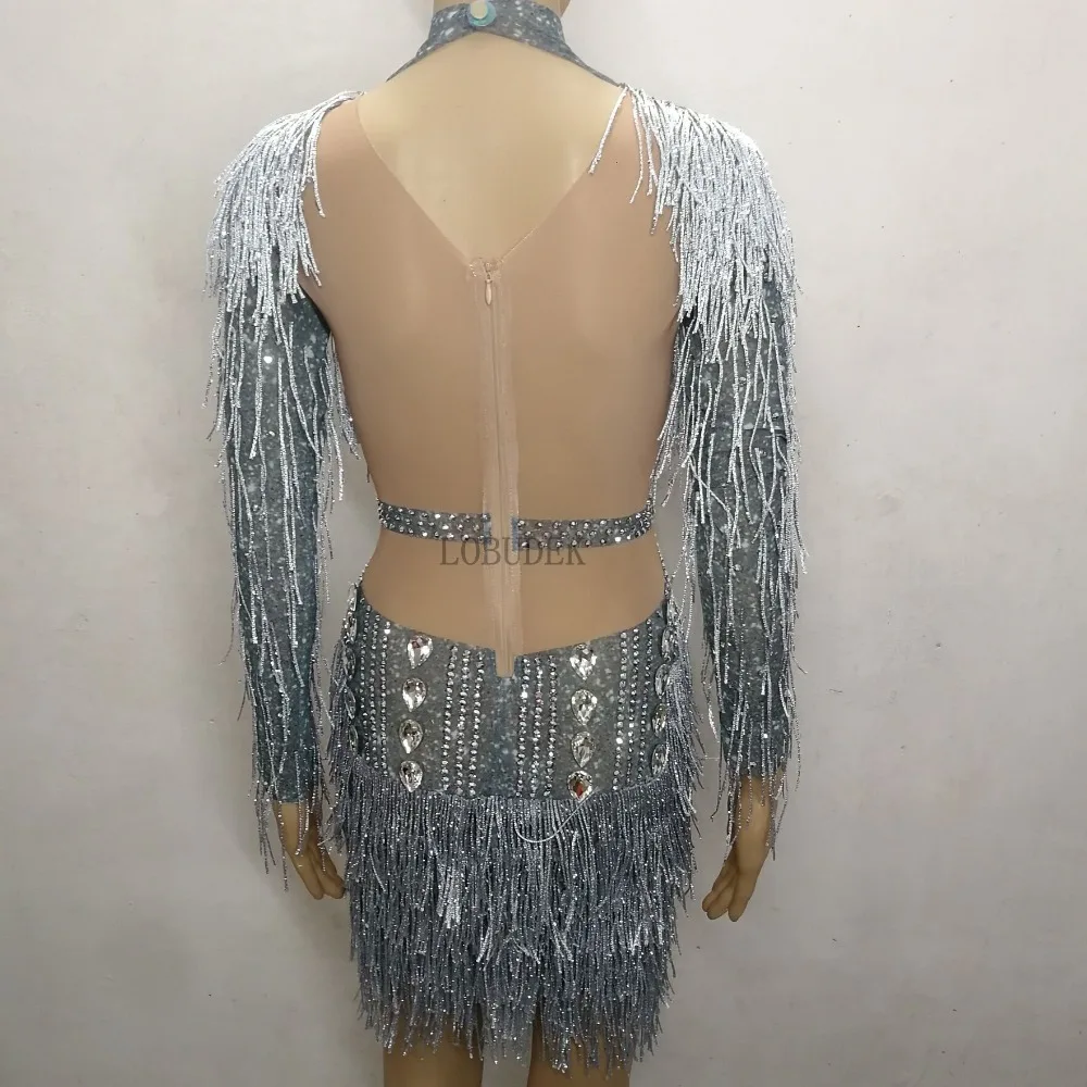 Seksowna, obcisła sukienka z błyszczącymi diamentowymi frędzlami, idealna dla piosenkarki na koncert, na urodziny, studniówkę, imprezę w klubie nocnym, strój na uroczystość.