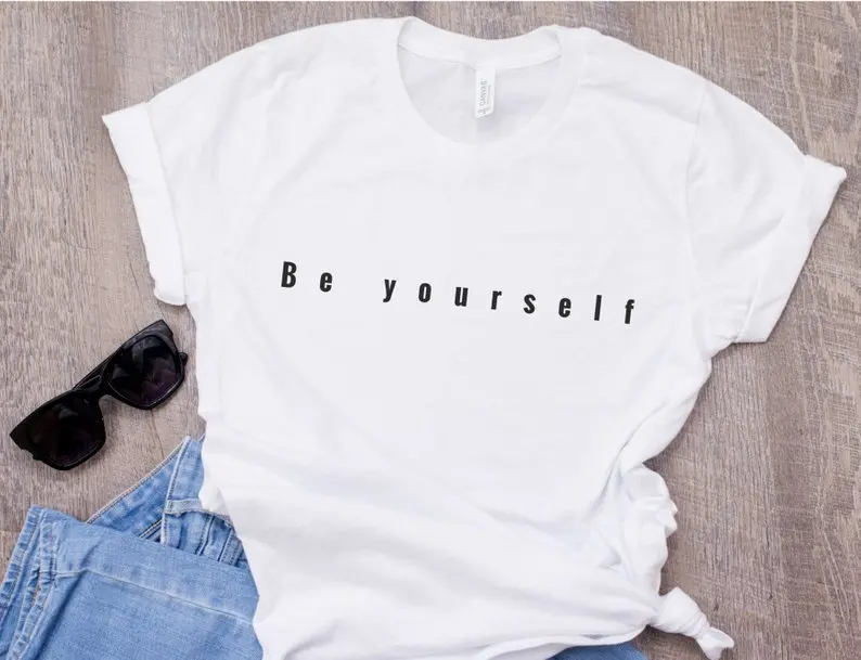 

Футболка с надписью «Be yourself»