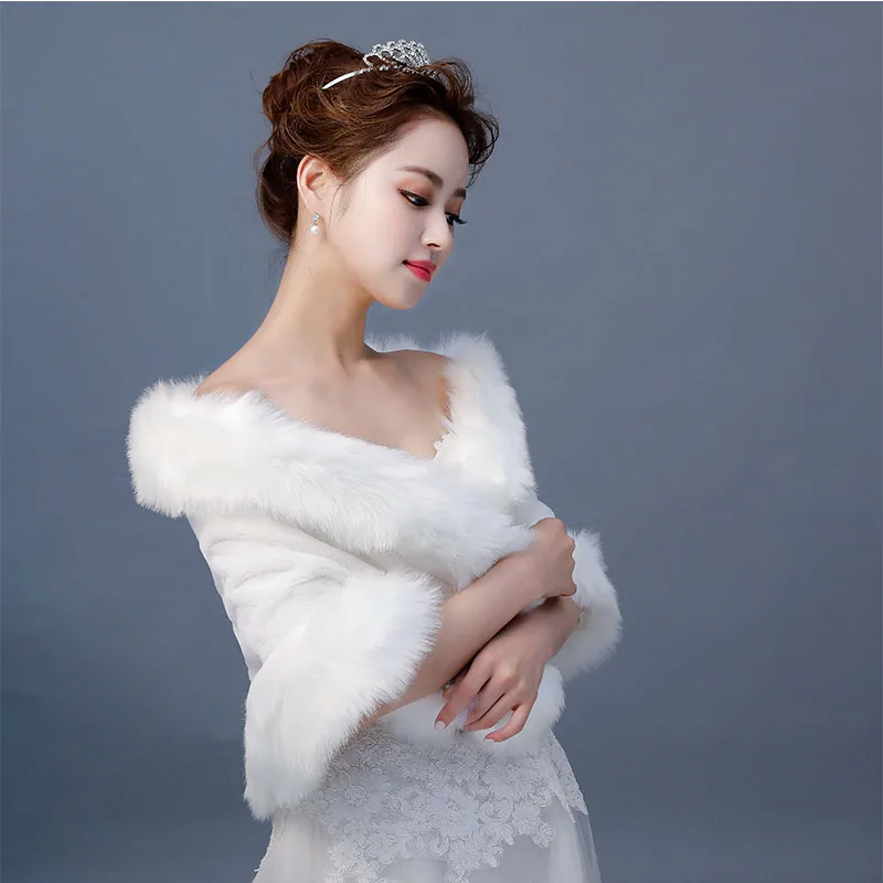 รูปภาพจริงงาช้าง Faux Fur Shrug Cape ฤดูหนาว Wrap งานแต่งงานแจ็คเก็ตเจ้าสาวพิเศษโอกาสผ้าคลุมไหล่เจ้าสาว Wraps สต็อก