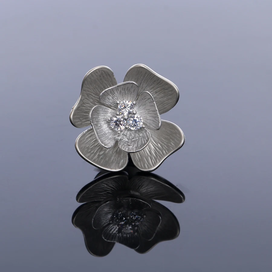 Metallic Silver Color Zircons Clover Flower Collar Lapel Pin Brooches for Women Fashion Hat Bags Ornament Jewelry Gifts accessor