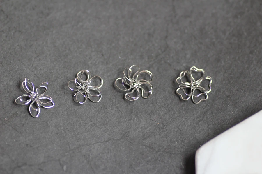50pcs 15mm Gold/silver color wire flower Charms handmade flower Pendants For DIY Earring Jewelry Making Earrings Accessories
