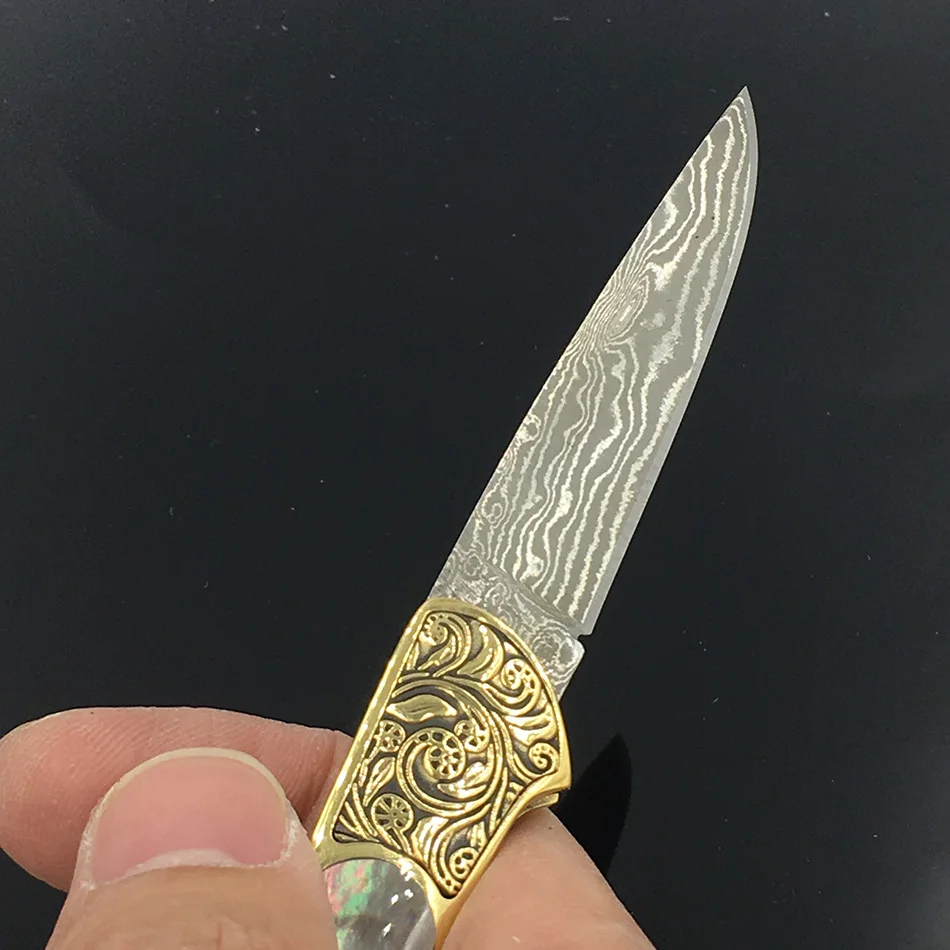 Hoja de acero de Damasco hecha a mano, cuchillo utilitario plegable de bolsillo, mango de concha de Perla Negra, latón amarillo