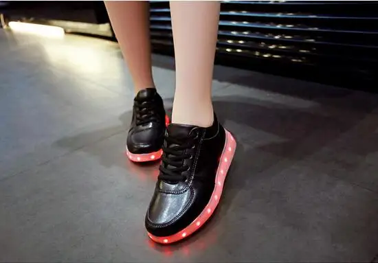 Scarpe da donna luminose alla moda che ricaricano luci LED colorate illuminate luminose Scarpe per bambini Scarpe piatte casual per ragazze e ragazzi nere