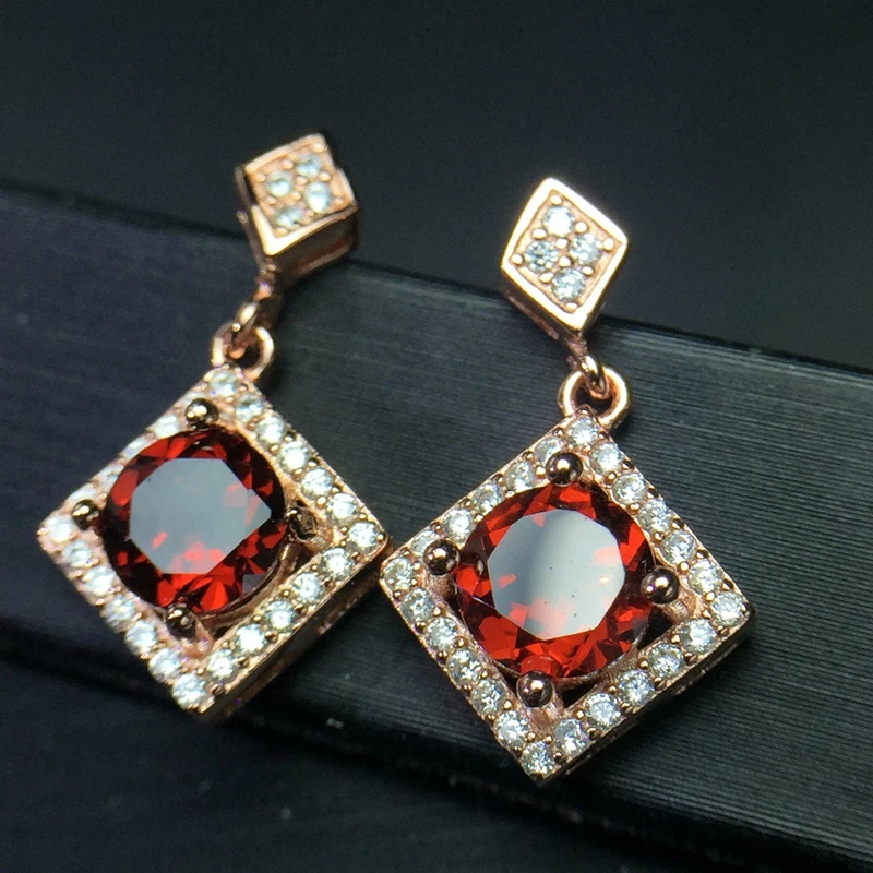 Simple, fashionable, exquisite, compact, 925 silver, natural garnet ear studs, lady charm.