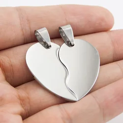 Colgante de acero inoxidable con corazón dividido para amantes, colgante pulido con espejo, etiqueta de medio Corazón, 2 colgantes personalizados, venta al por mayor, 10 pares