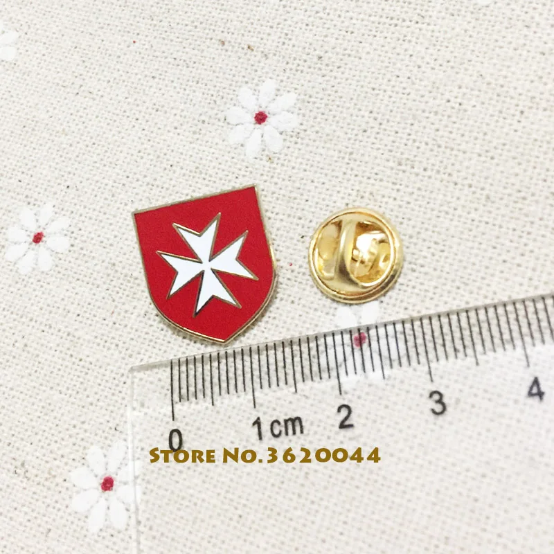 1pcs Order Knight Lapel Pins and Brooches Masons Freemasonry Pin Badges Masonic Red Shield with White Maltese Cross Crusader