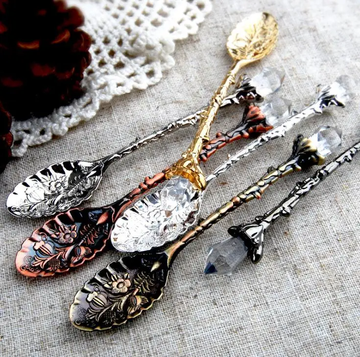 

Vintage Royal Style Metal Carved Coffee Spoons Forks with Crystal Head Kitchen Fruit Prikkers Dessert Ice-cream Scoop SN1953