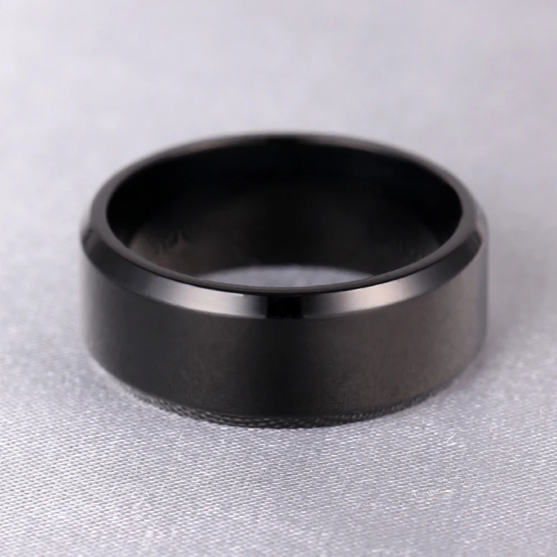 Anillo de titanio de color negro pulido brillante de 8 mm para hombres