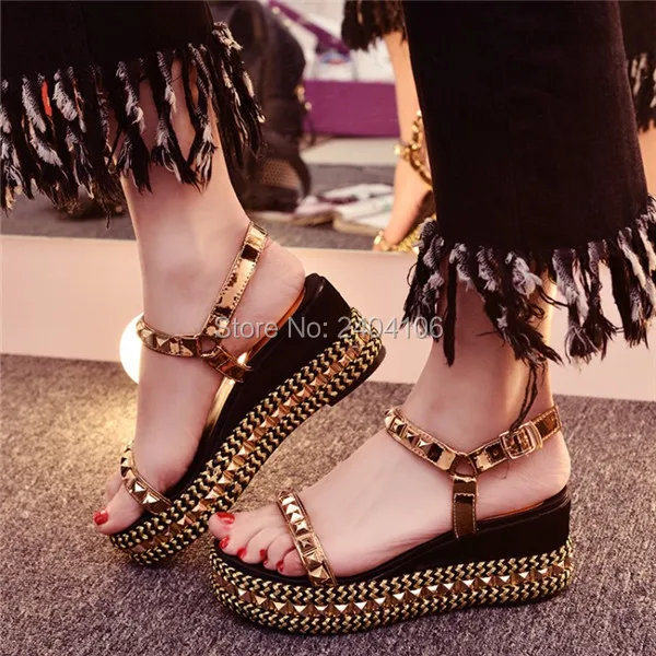 

Big Size 33-43 Summer Spiked Wedges Sandalias Mujer Casual Platform Shoes Woman Rivets Studded Wedge Sandals Gold Silver Black