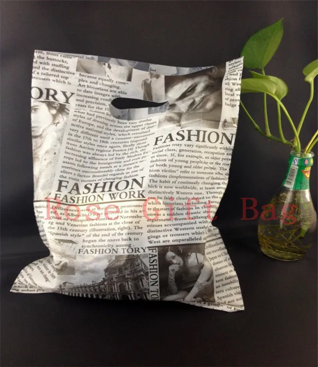 100pcs 25x35cm Newspaper Design Plastic Gift Bag Big Shopping Bags With Handle Favor Jewelry Clothing Boutique Packaging Bags