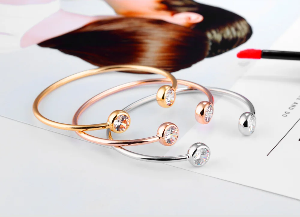 JeeMango Trendige OL-Style Edelstahl Offene Armreifen für Frauen Klassische Eingelegte Kubische Zirkonia Hochzeits-Manschettenarmbänder B18094 – Detail 5