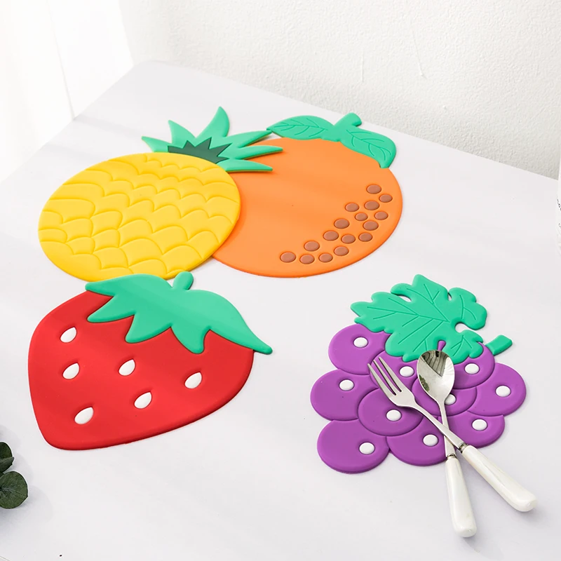 4pcs/set Cute Fruit Silicone Coasters Strawberry Pattern Coasters Creative Fashion Anti-scalding Cup Mat Table Decoration