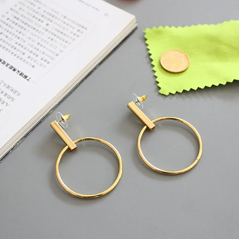 New exaggerated round pendant earrings fashionable and simple ladies banquet gift