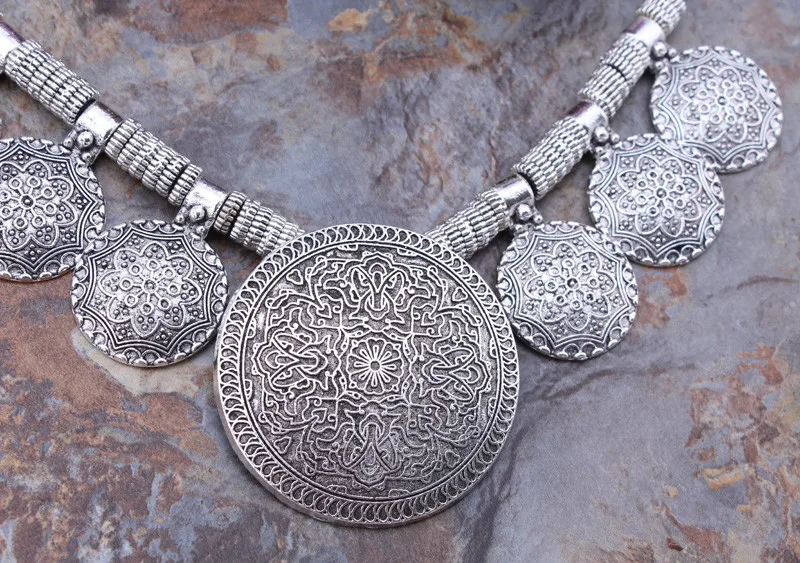 Aussage Ethnische Vintage Tibetischen Silber Farbe Halsketten Runde Münze Geschnitzte Blumen Anhänger Halsketten Für Frauen Tribal Schmuck – Detail 35