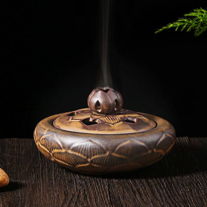 At the beginning of the fambe hand put lotus incense censer ceramic incense incense sandalwood incense disc tower line road Xian