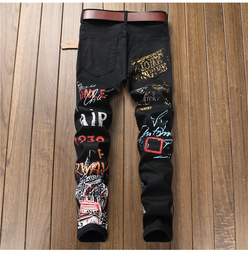 Sokotoo Herren Jeans mit Buchstabenmuster, Schwarz, Modische Bemalte Slim-Fit Stretch-Baumwoll-Denim-Streifenhose – Detail 4
