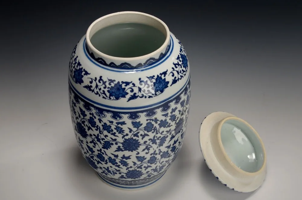 Exquisite Chinese archaize handmade blue and white porcelain pot / jar ,with qianlong mark