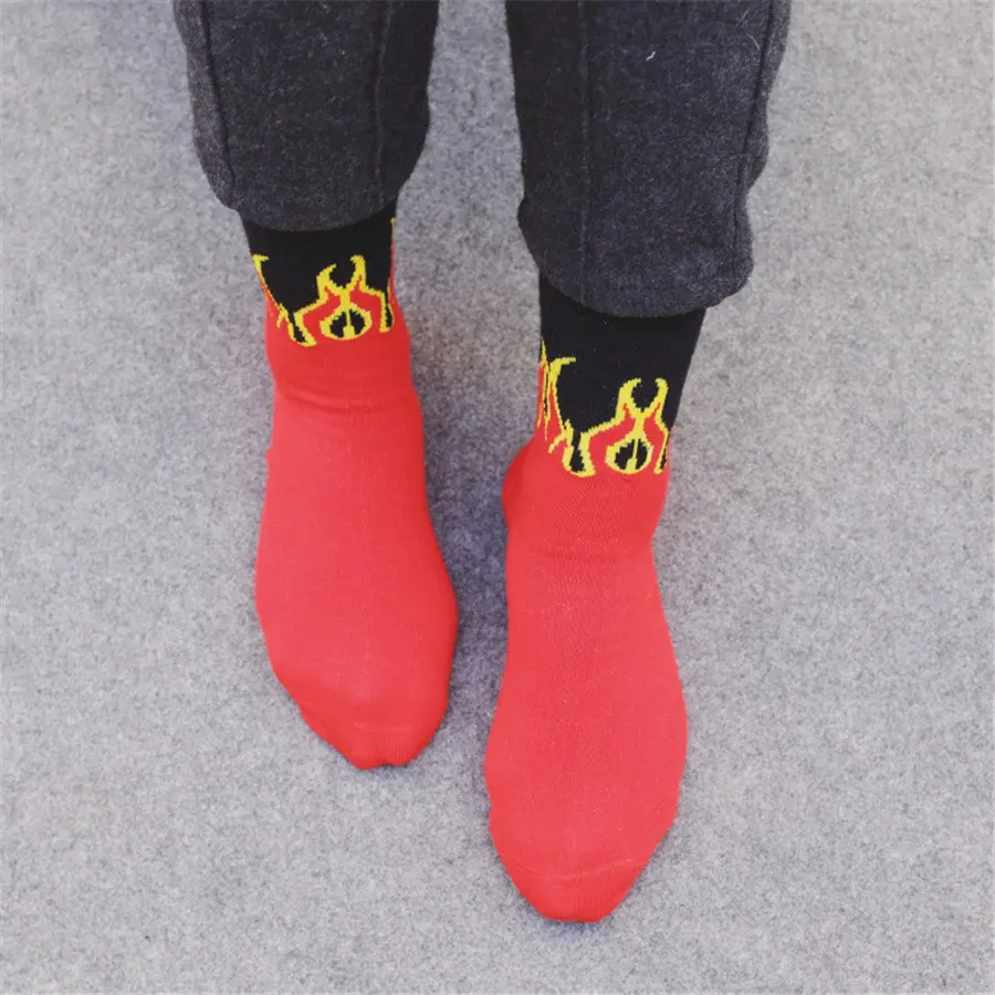 Unisex Fashion Hip Hop Design Red Flame Pattern Crew Socks Lifelike Jacquard Fire Socks Classic Street Skateboard Long Socks
