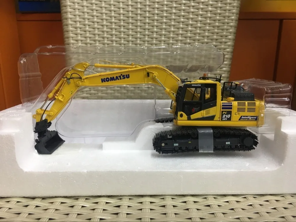 Collectible UH8123 1:50 Komatsu PC210LCi-11 IMC Edition Hydraulic Excavator Construction Machinery Diecast Toy Model Decoration