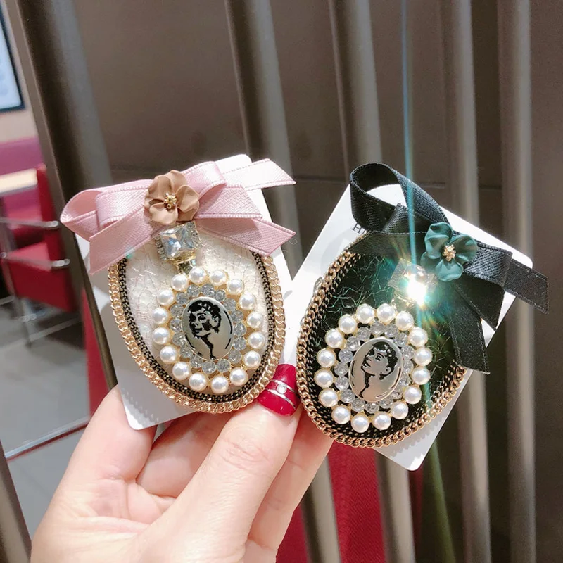 Vintage Luxury Black White Bow Bottle Pearl Flower Brooch Fashion Clothing For Woman Accessories