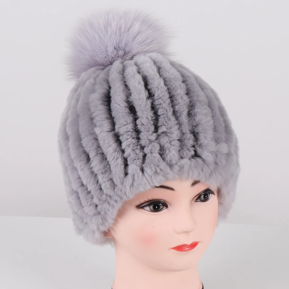 جيد مطاطا حك الثعلب كرة فرو القبعات للنساء مخطط الطبيعية ريكس الأرنب الفراء قبعات الشتاء الفتيات موضة الفراء الحقيقي قبعة صغيرة