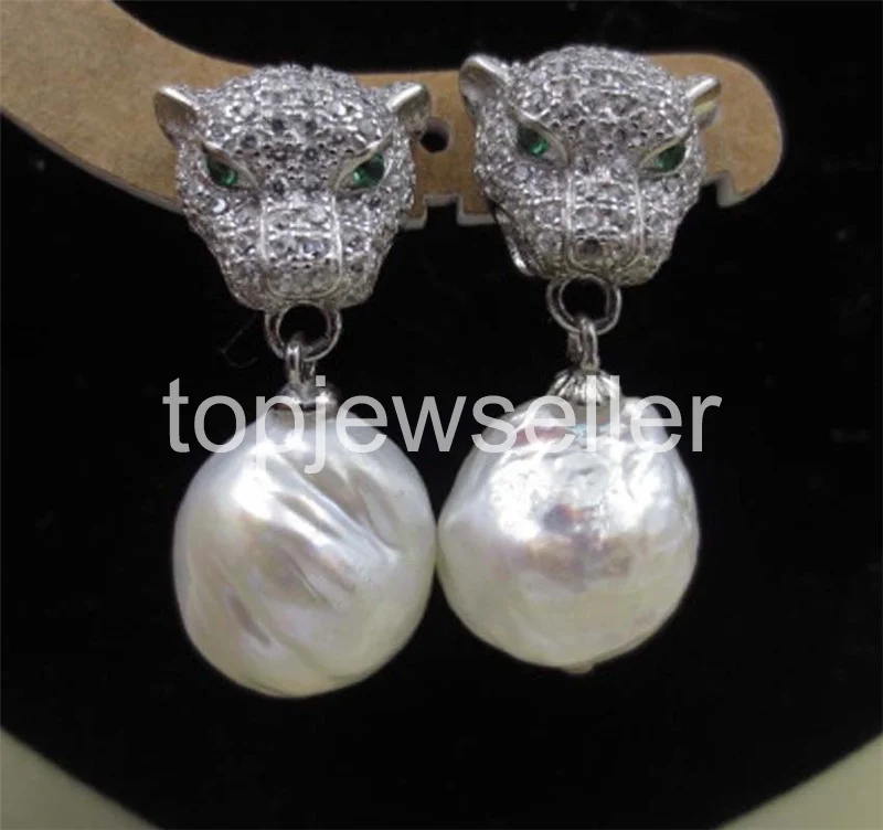 

baroque white 12-13mm FURROW Kasumi pearl earring leopard head button