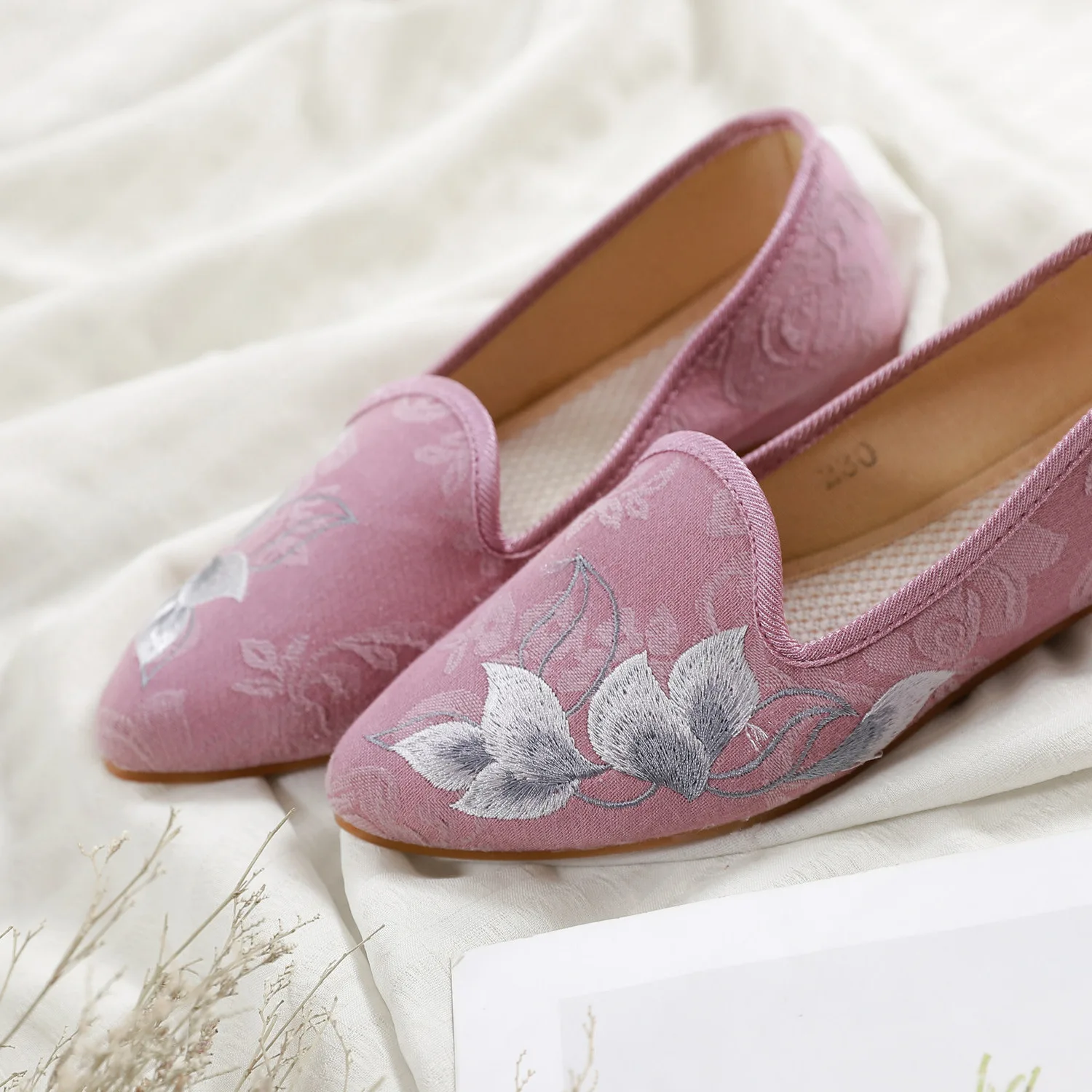 Chinese Lotus Embroidery Women Canvas Flats Cotton Fabric Comfortable Shoes For Ladies