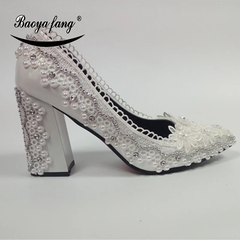 BaoYaFang-zapatos de tacón grueso para mujer, calzado de boda con punta puntiaguda, de tacón alto, con correa en el tobillo de encaje blanco, a la moda, novedad