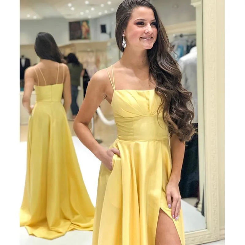 Vestido de formatura longo, simples, linha a, amarelo, alças espaguete, frente, fenda, cetim, robe, varredura, trem