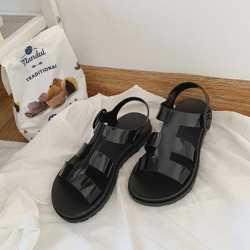 광택 t 스트랩 샌들 신발 여성 여름 휴가 샌들 플랫 양식 2021 새로운 플라스틱 젤리 신발 캐주얼 여성 샌들