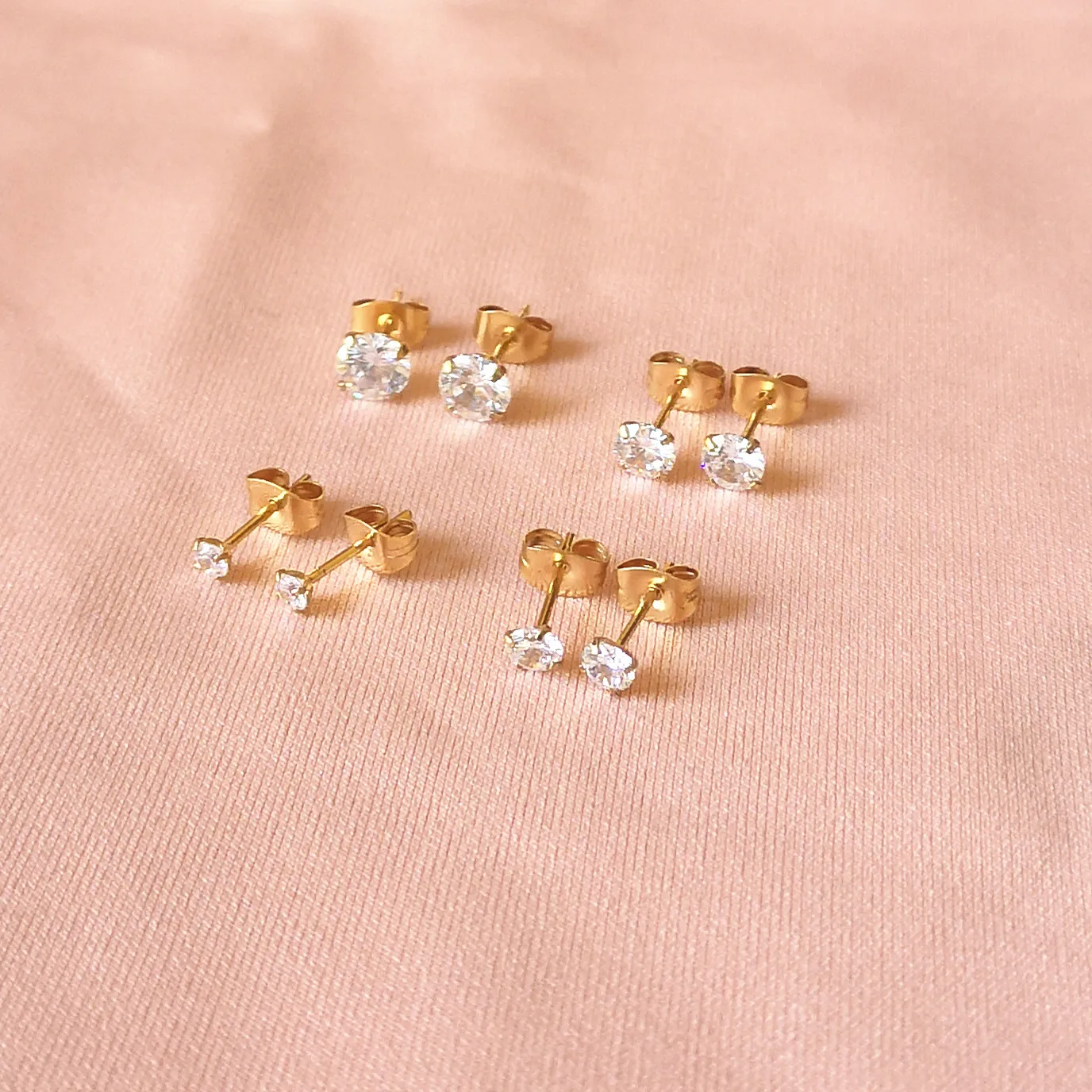 Edelstahl-Ohrstecker, hypoallergen, mit Push-Back-Verschluss und glitzernden AAA-Zirkonia, IP-Beschichtung, 3/4/5/6 mm, Schmuck – Detail 4