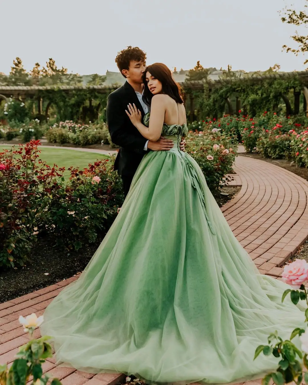 Vestido Floral verde sin tirantes con cordones en la espalda, vestido de baile en capas de tul, vestidos de noche con tren, elegante vestido de boda