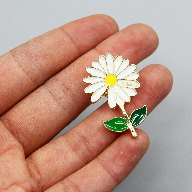 Cute Girls Flower Brooch Pins for Women Enamel Oil White Yellow Daisy Green Leaf Charms Brooches Party Jewelry