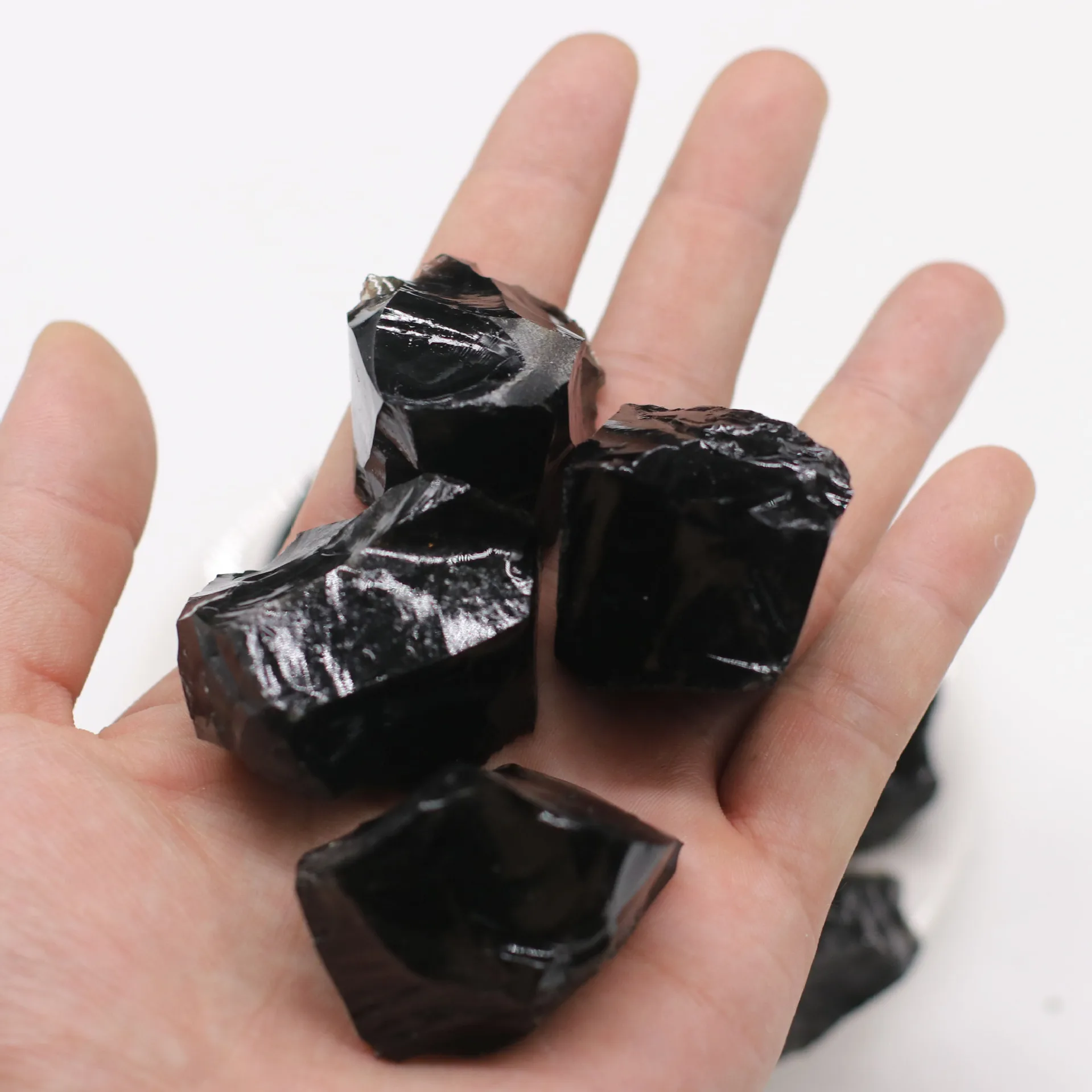 Rauer natürlicher schwarzer Obsidian, unregelmäßige Form, roher Quarz, Heilkristalle, Steine, Mineralspezimen, Dekoration – Detail 1