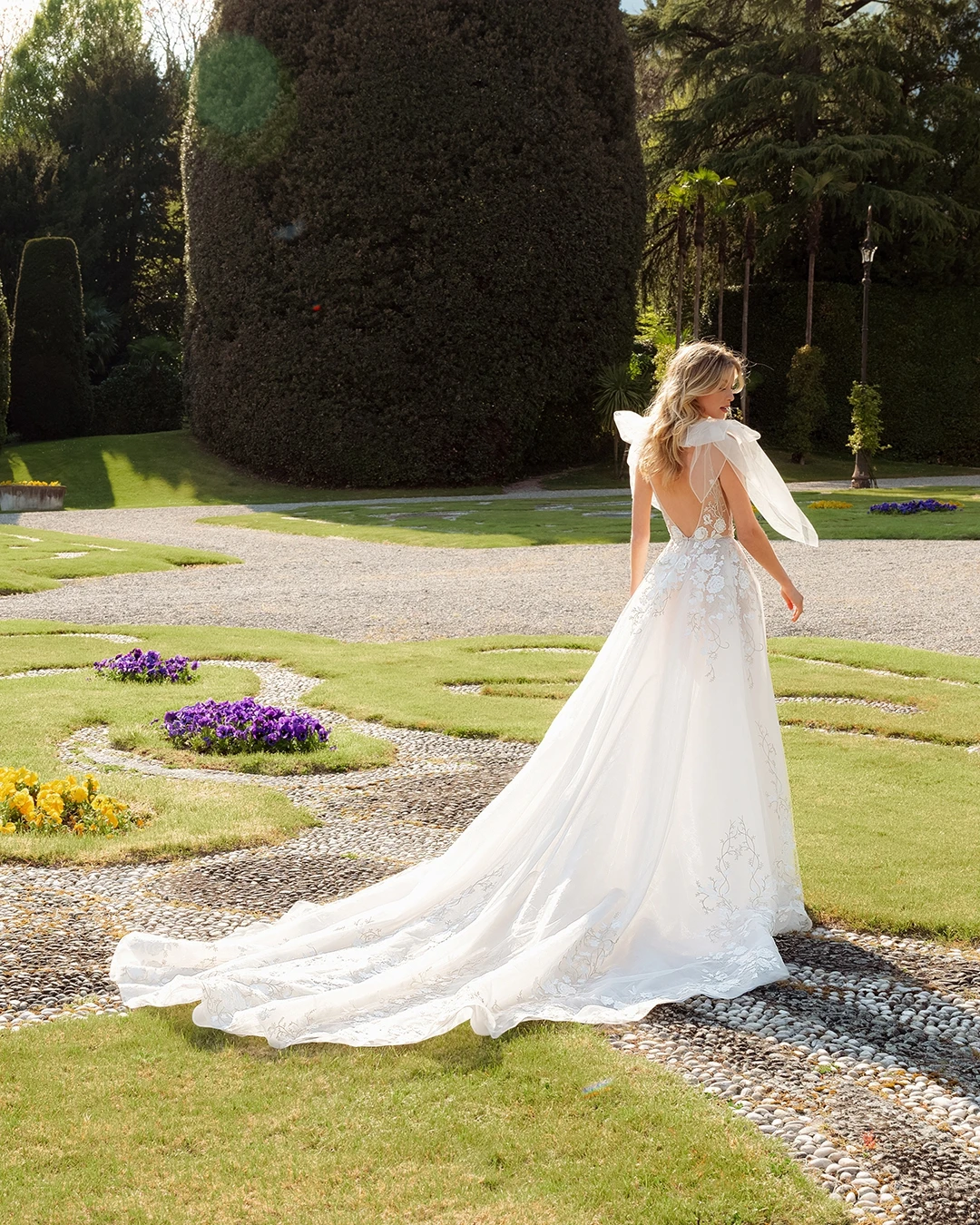 Durchsichtiges Brautkleid mit V-Ausschnitt 2023 Abendkleider aus weißem Tüll verstellbare Träger gebundenes Schleifen blumen kleid mit Zug abschluss kleid