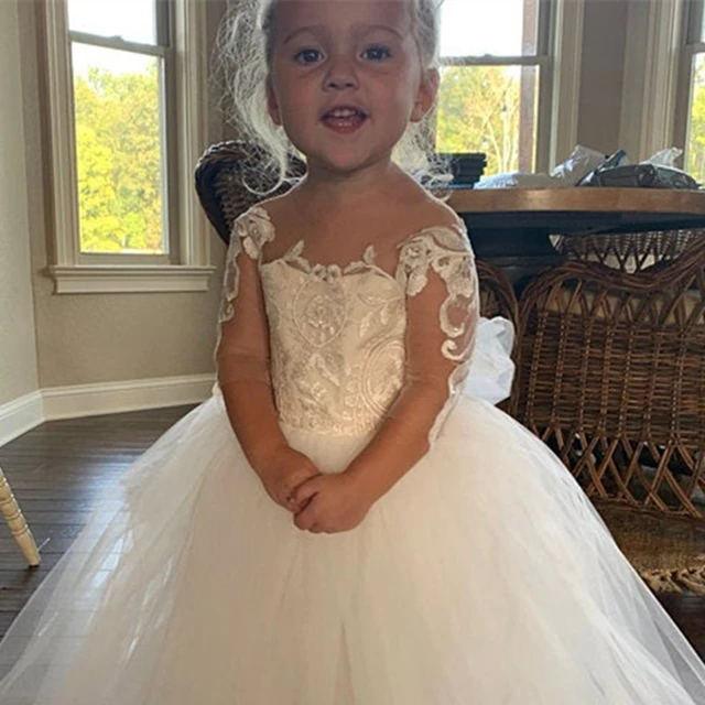 Robe avec traine pour petite fille sale
