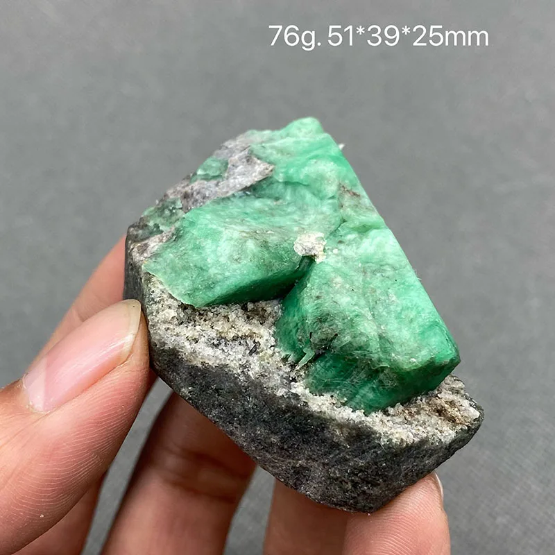 

100% Natural green emerald mineral gem-grade crystal specimens stones and crystals quartz crystals