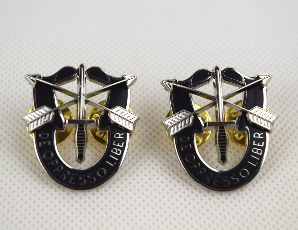 Reenactments Pair US Army Special Forces Hat Pin Motto Crest Dui Berst Badge