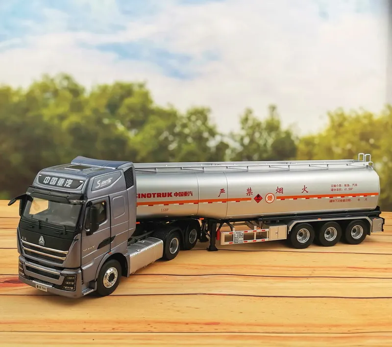 Collectible Alloy Model Gift 1:36 Scale Sinotruk HOWO T7H Container Fuel Tanker Truck Vehicles DieCast Toy Model for Decoration