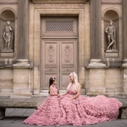 Lovely Pink Tulle Mother And Daughter Dresses For Photo Shoot V Neck Pleated Flouncing Ruffles With Train Mom And Me Gowns