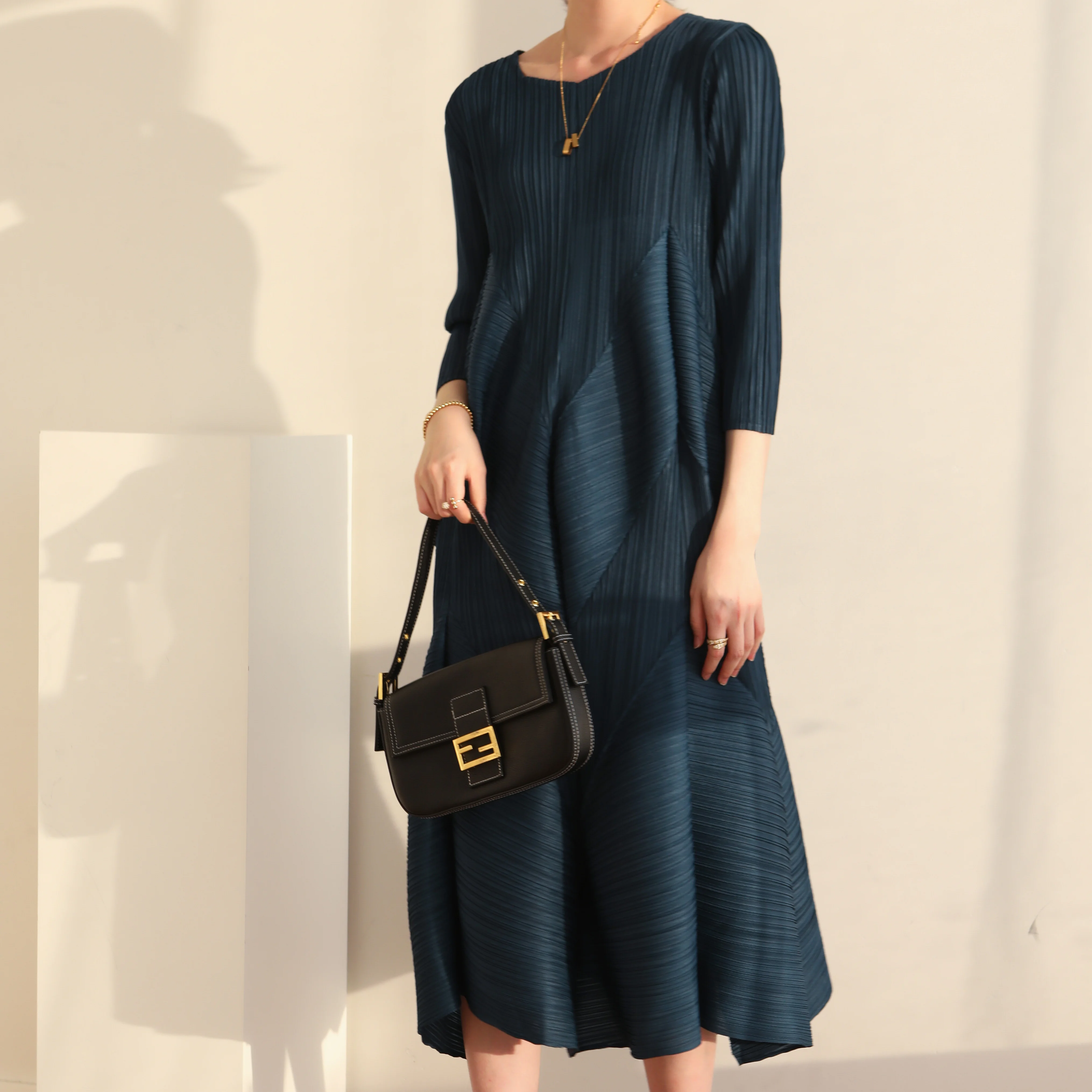 The new  Autumn Instagram-inspired Miyake pleated V-neck fashion European Street slimming mid-length dress