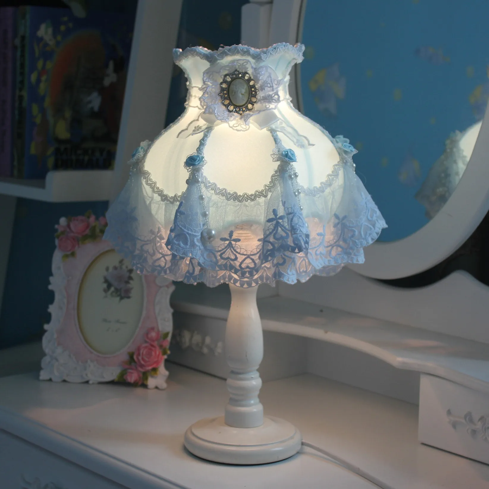 Parcel post desk lamp bedroom bedside European pastoral Princess cloth lace desk lamp Mediterranean blue decoration