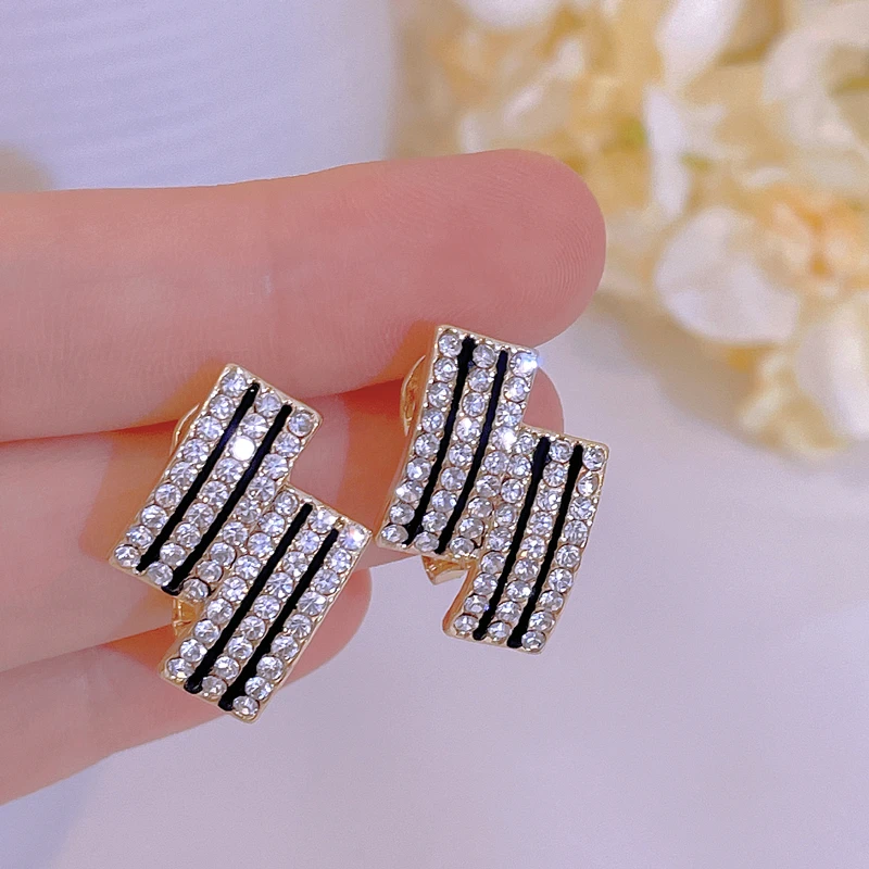 Classic Trendy Geometric Crystal Stud Earrings for Women Luxury Shiny Full Rhinestone Stud Earrings Wedding Party Jewelry Gifts