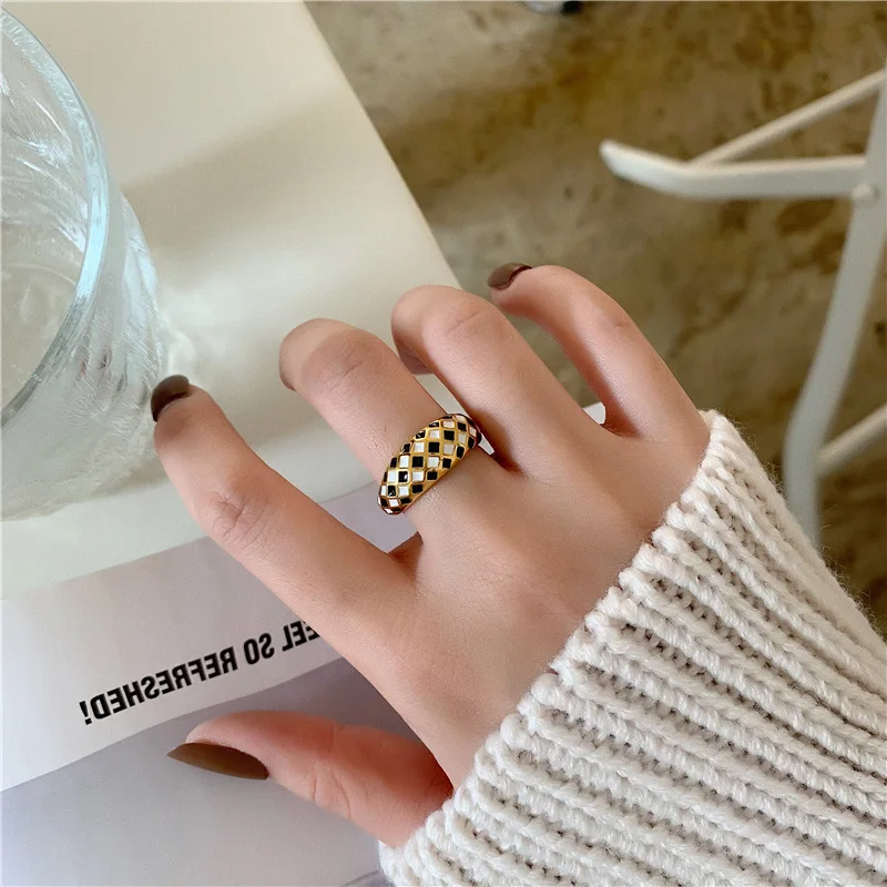 Colorless Black White Rhomboid Check Pattern Woman Rings Stainless Steel Fashion Personality Golden Color Couple Baroque Rings