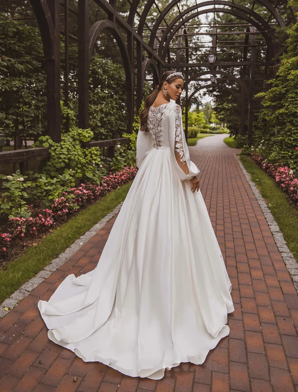 Abiti da sposa in pizzo di raso A-Line Boho maniche lunghe a sbuffo abito da sposa Appliques bottoni Plus Size abiti da cerimonia nuziale principessa