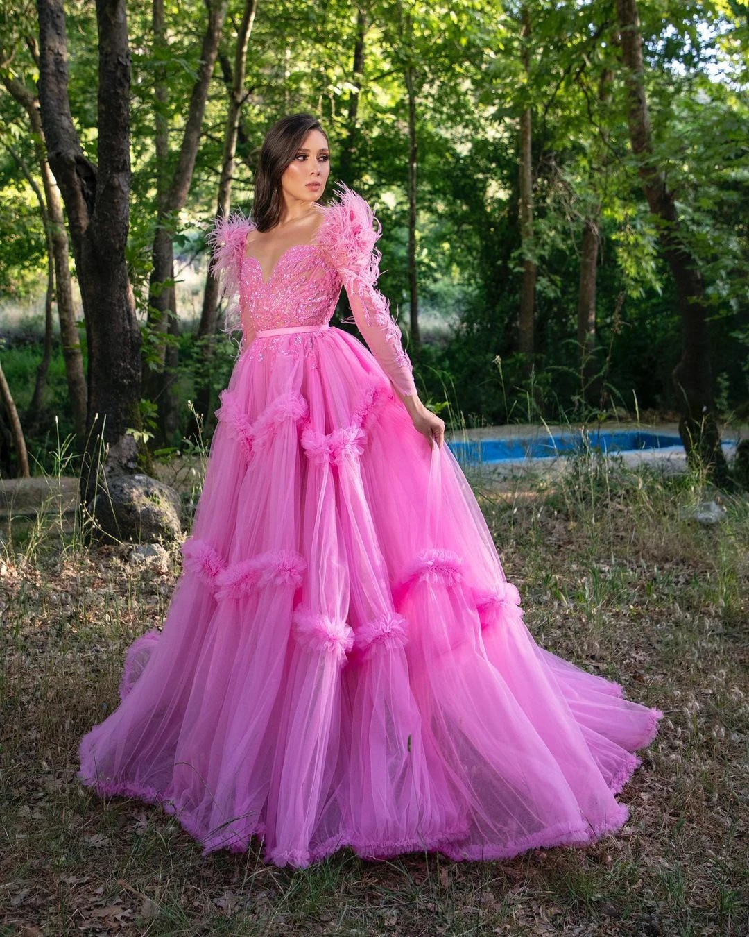 สีชมพูร้อนดูไบพรหม Ball Gown แขนยาว Feathers Sweetheart Ruffles Soft Tulle ชุดราตรีอย่างเป็นทางการ