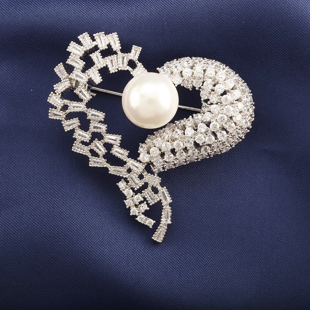 Love Luxury Exquisite Pearl Brooch Winter Dress White High Quality Jewelry for Women Girl Brooch Accessories Brooch Designer